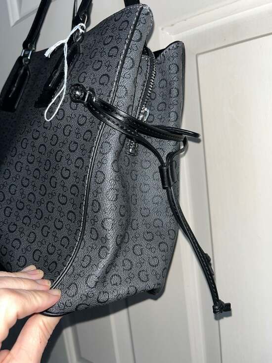 Guess - Picture 5 of 5